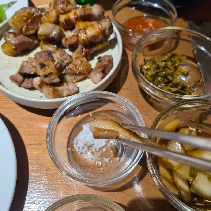 소금에 찍어 먹는 숙성육