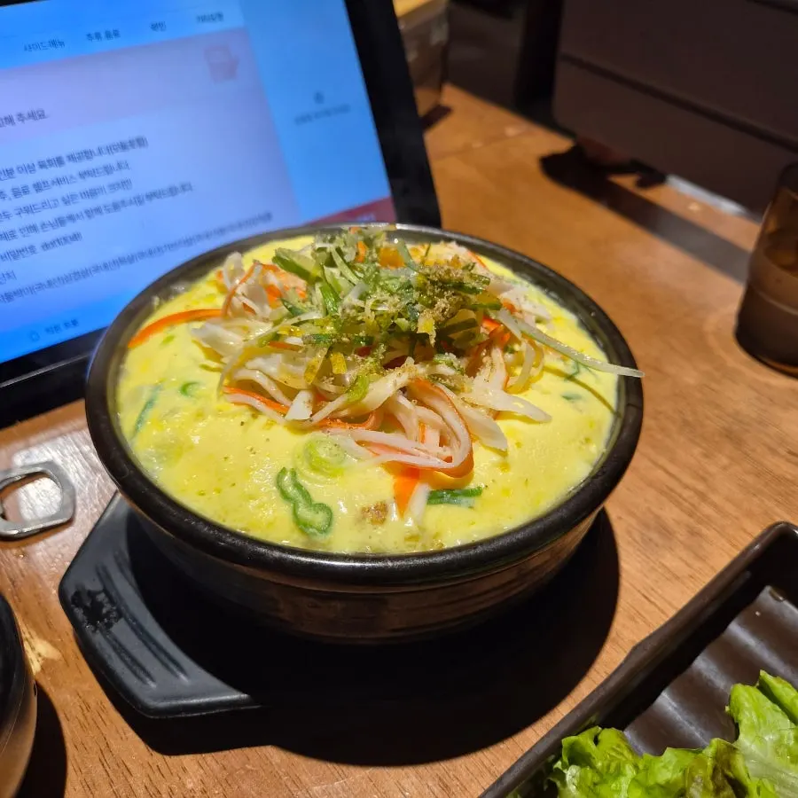 숟가락으로 떠낸 부드러운 게살 계란찜