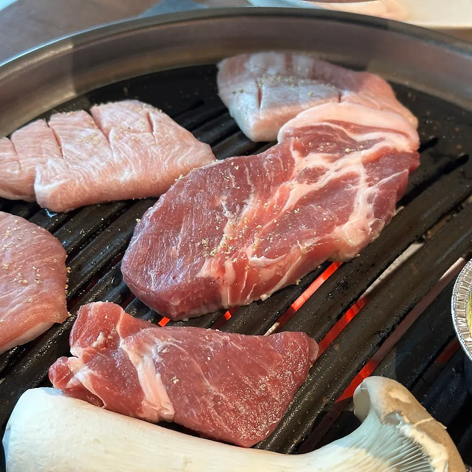 도톰하게 썰린 숙성 생고기