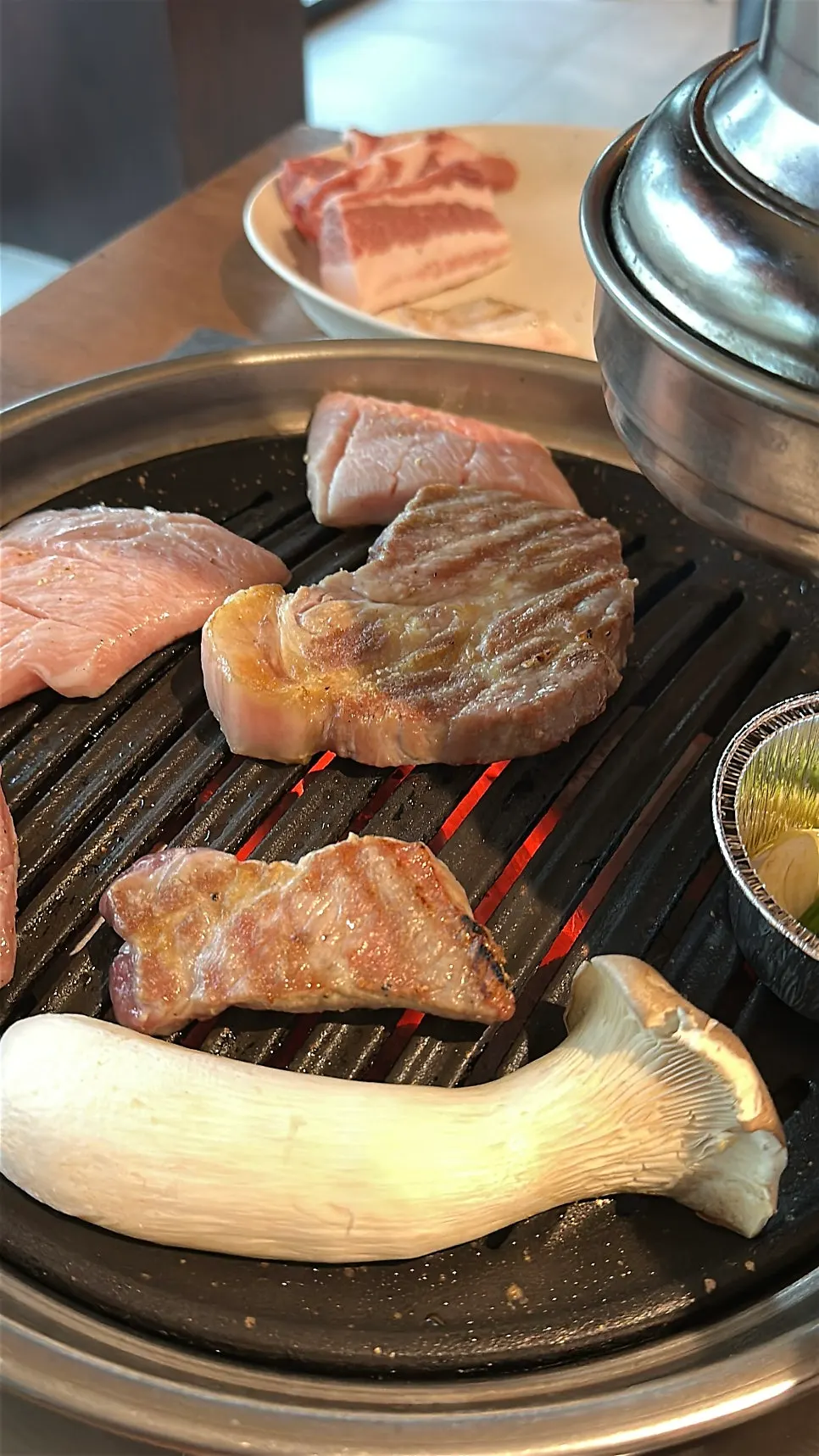 불판에 올라간 숙성 삼겹살