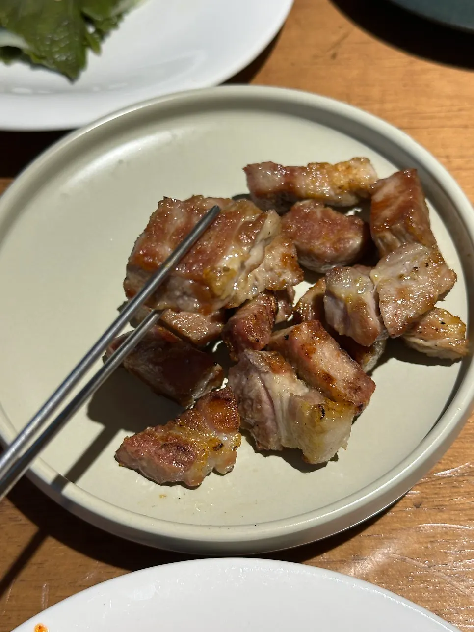 불판 위 고기와 곁들임 채소