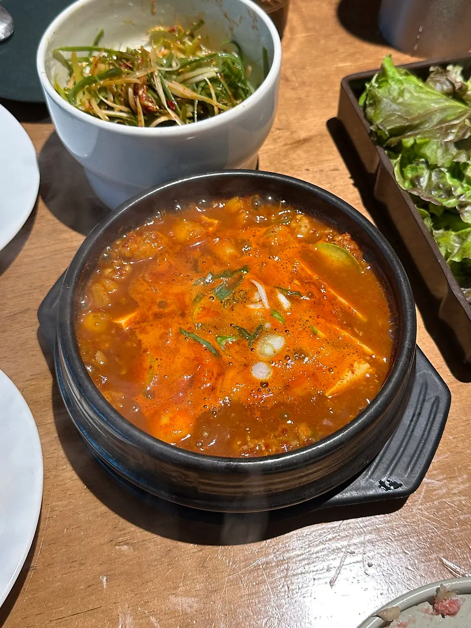 겉바속촉하게 구워진 삼겹살 한 점