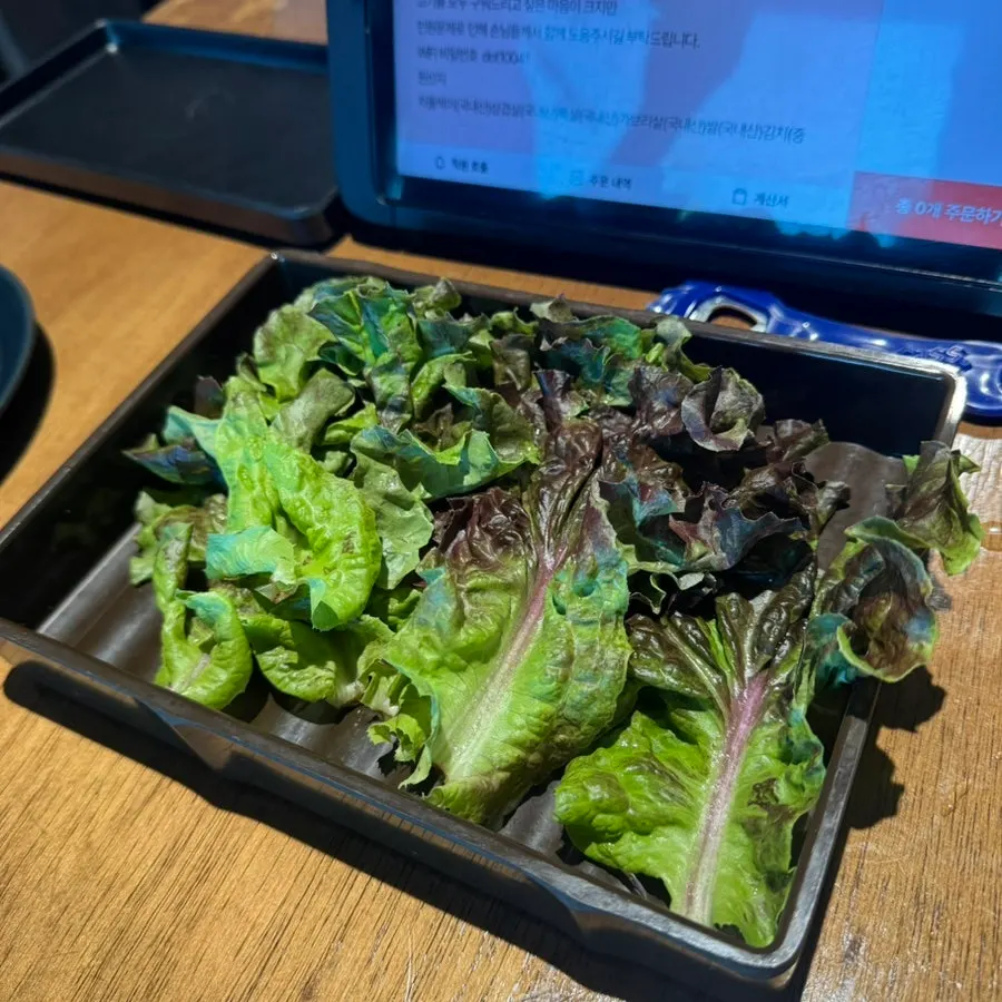 고기에 곁들이는 기본 반찬 접시
