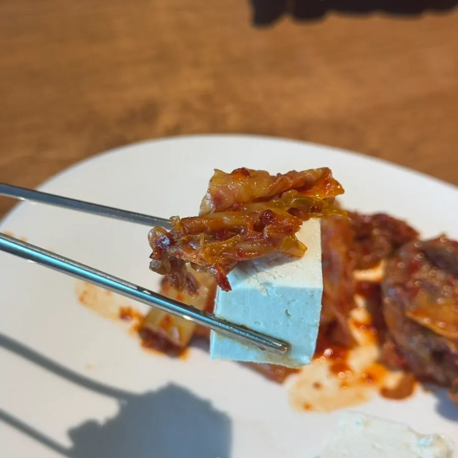 고기 기다리며 먹은 두부김치 한 접시