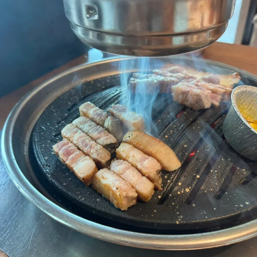 노릇하게 구워지는 특삼겹살