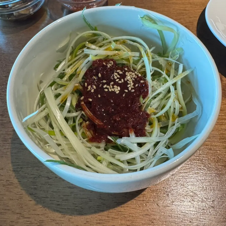 접시에 담아준 구운 삼겹살과 버섯