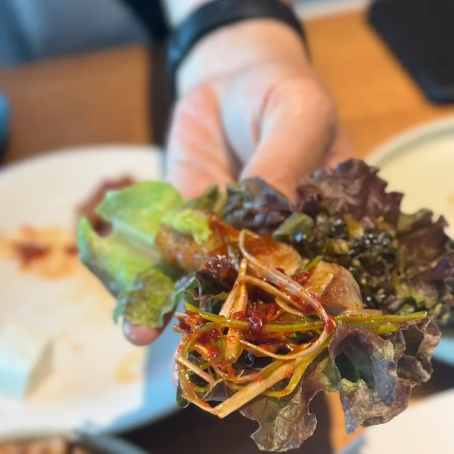 파채와 함께 놓인 삼겹살 접시