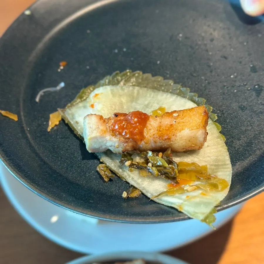 깻잎쌈무에 와사비 올린 삼겹살 한 점