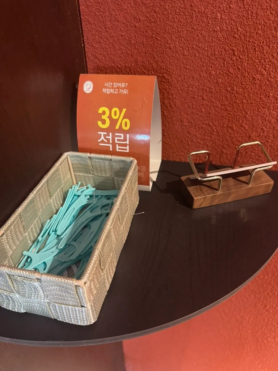 유아의자와 치실이 준비된 매장 한켠