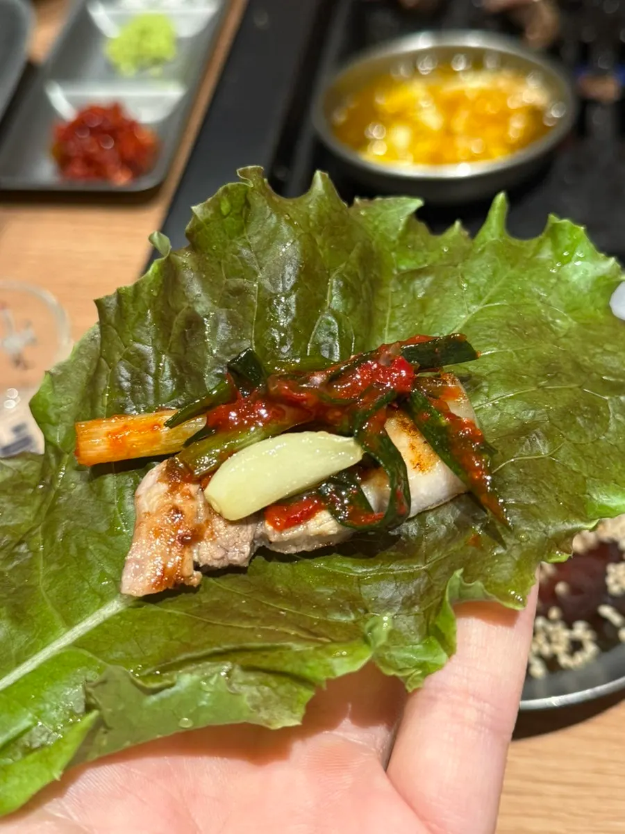 불판 위 돼지구이와 소주 한 잔