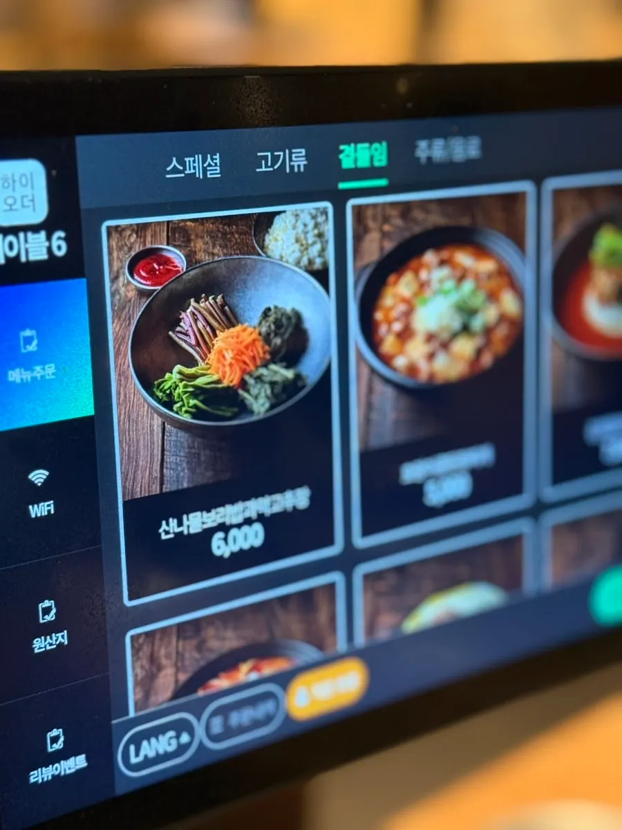 구운 돼지고기와 곁들인 소주잔
