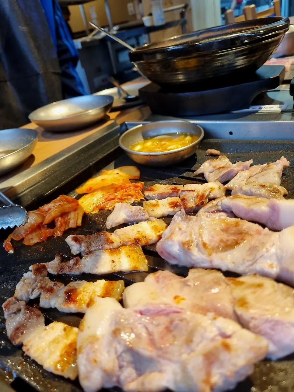 Vertical shot of raw meat on the grill at Dotdot Milyang Main Branch