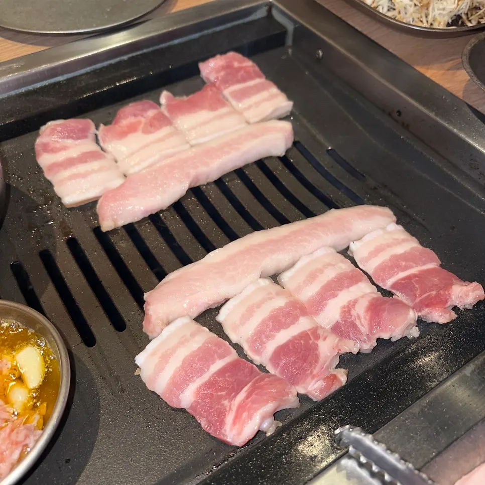Grilled kkodeul-mokal dipped in melchoe
