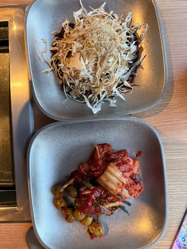 양배추샐러드와 김치, 올리브김치 기본찬