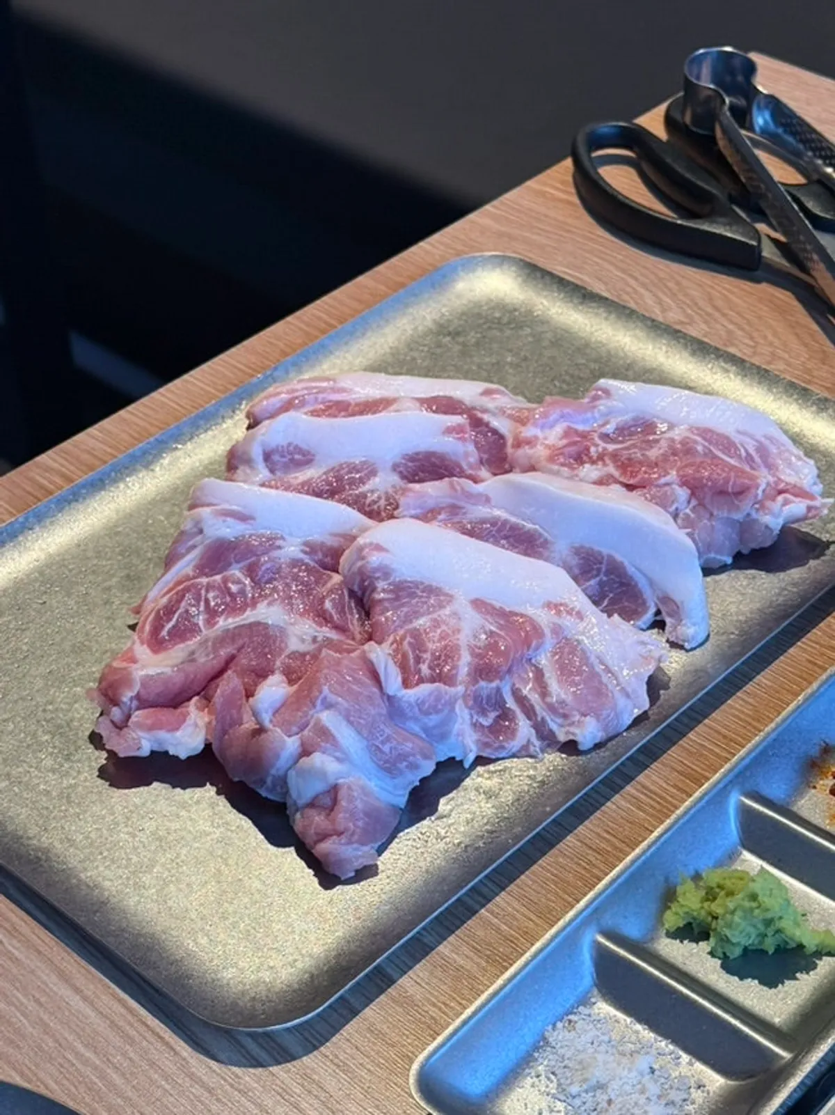 불판에 올린 돗돗 밀양본점 돼지고기