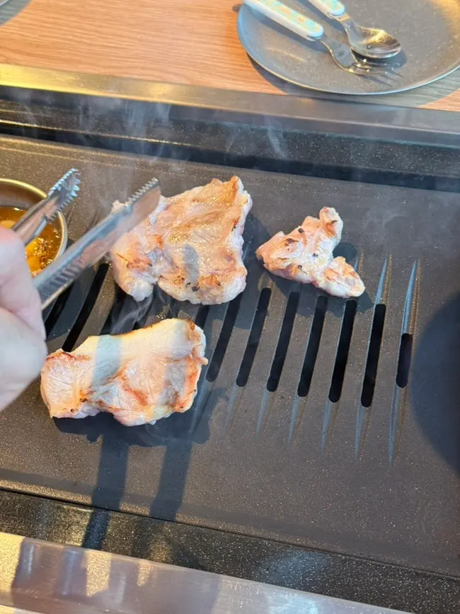직화로 구워지는 돼지구이