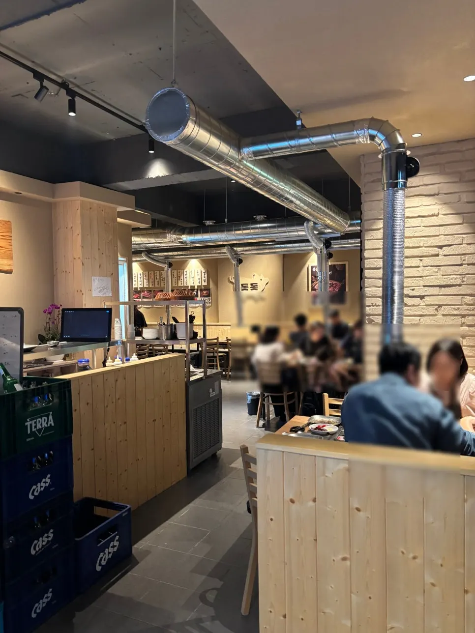 저녁 시간 웨이팅이 있던 돗돗 밀양본점 입구