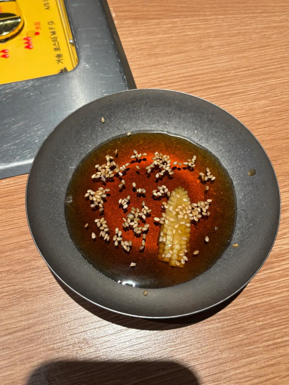 올리브김치와 특제소스가 포함된 기본 반찬
