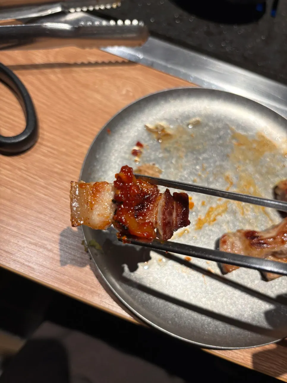 쌈과 소금 조합으로 먹는 고기 한 점