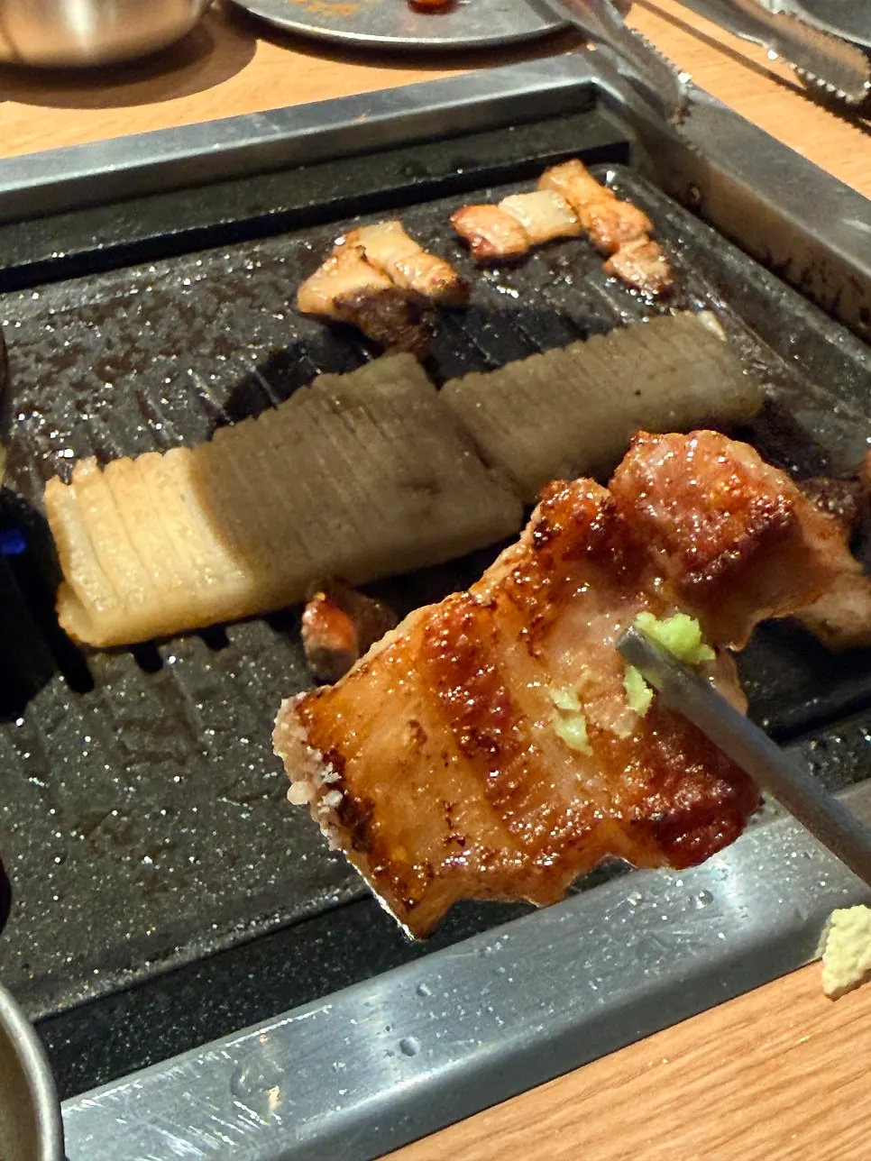 Table set up with the grill plate