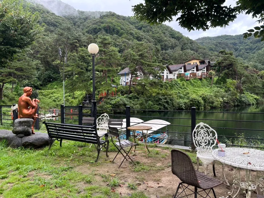 비 오는 날 안개 걸친 호수와 마당 풍경