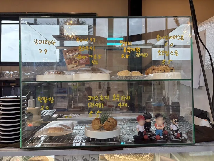 딥그린 타일 카운터와 디저트 쇼케이스