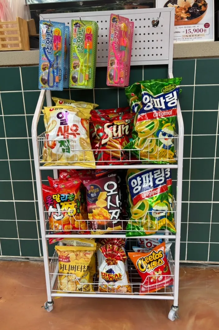 스콘과 쿠키가 놓인 베이커리 전시대