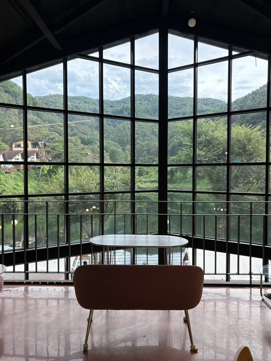 세로로 담은 카페 정원 풍경