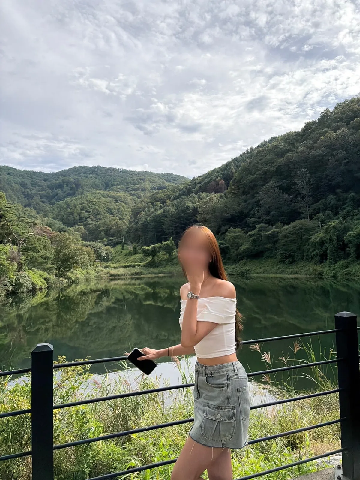 통창 너머 저수지와 정원 뷰