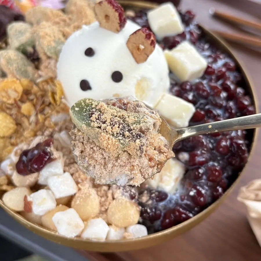 팥빙수 위에 올라간 쑥개떡