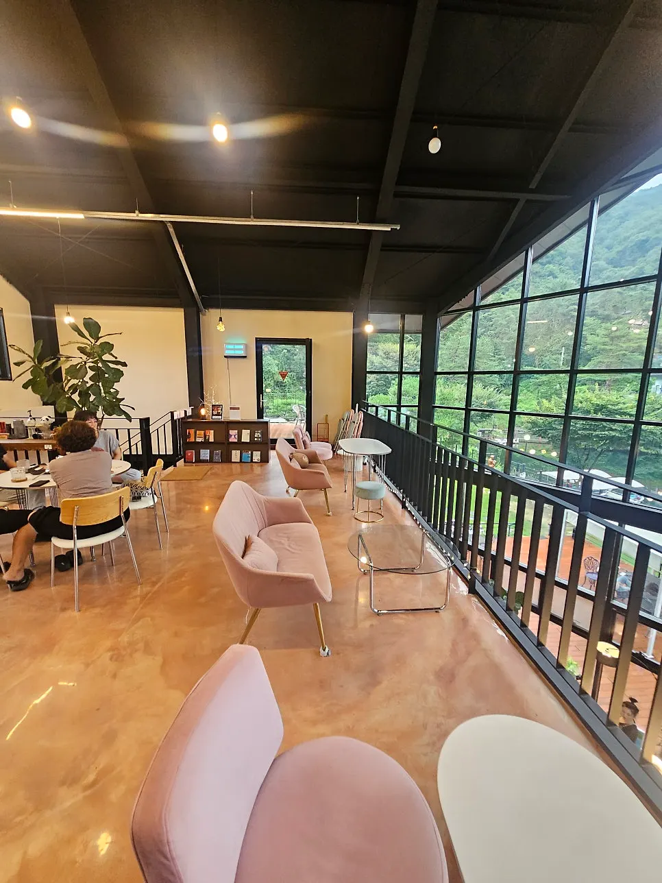 도토리골 카페 정원에서 본 호수