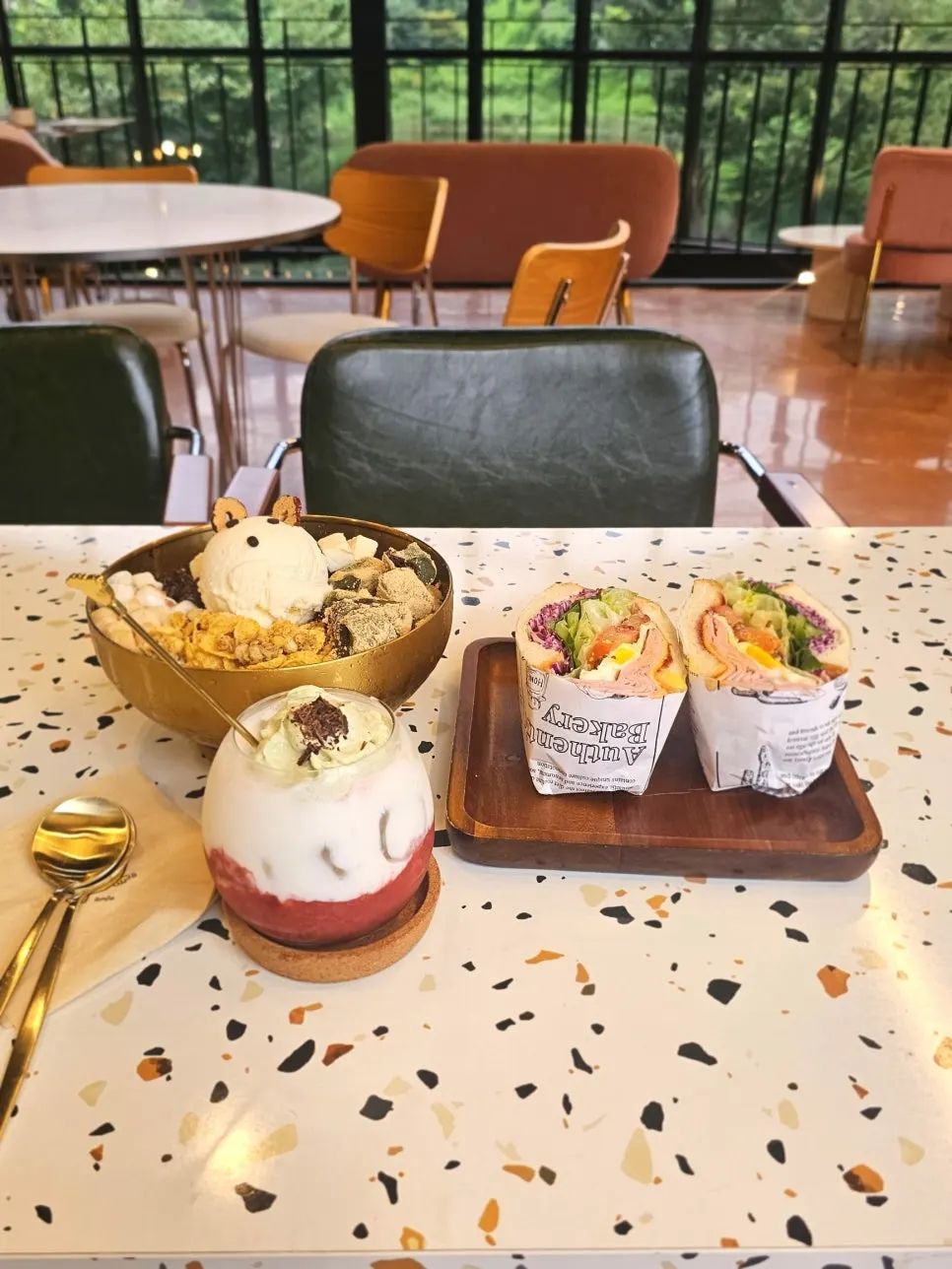 옛날팥빙수와 말차크림라떼, 샌드위치 한 상