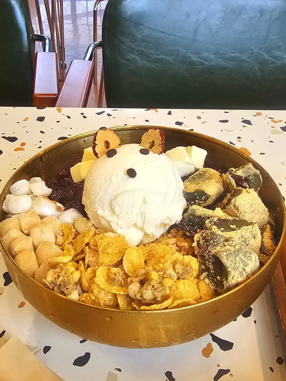곰돌이 아이스크림 올린 옛날팥빙수