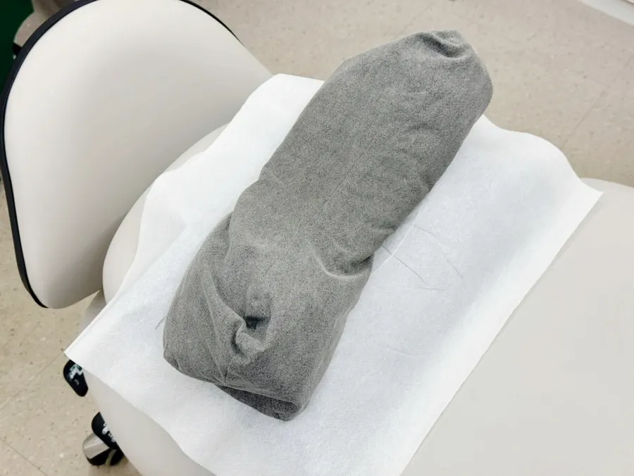 Overview of the gray-toned treatment room