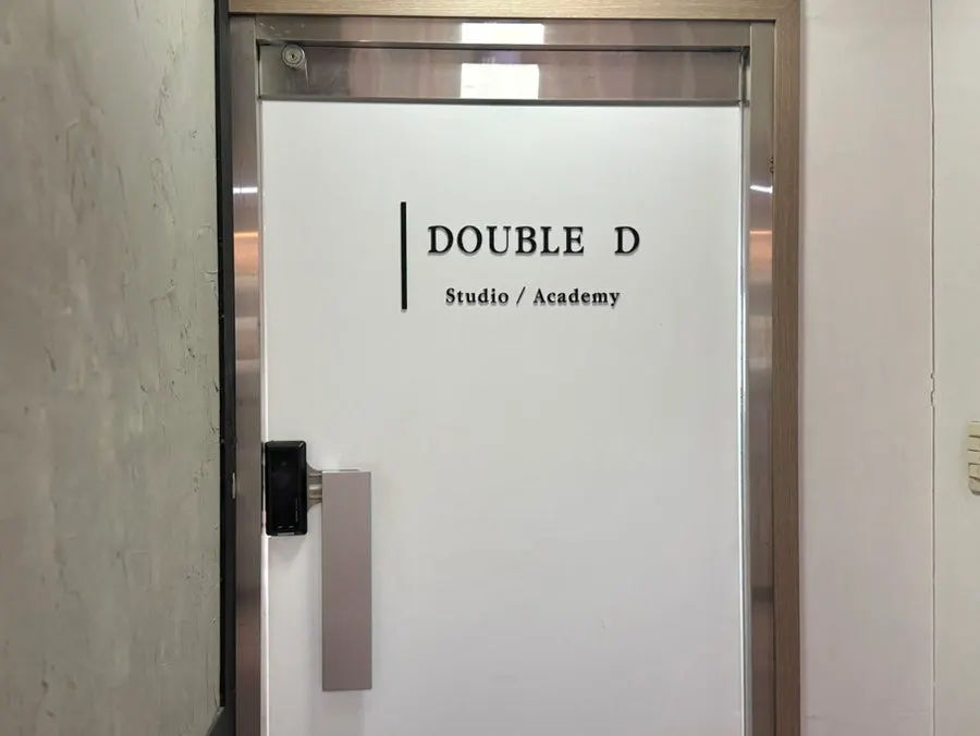 Double D's 2nd floor entrance and signage