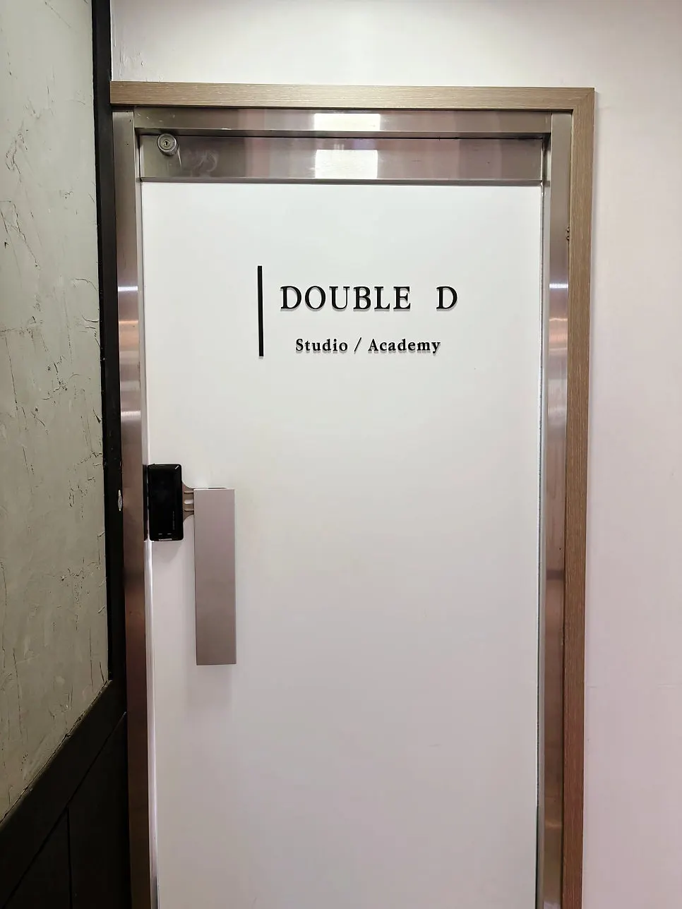 DOUBLE D 간판이 있는 매장 입구