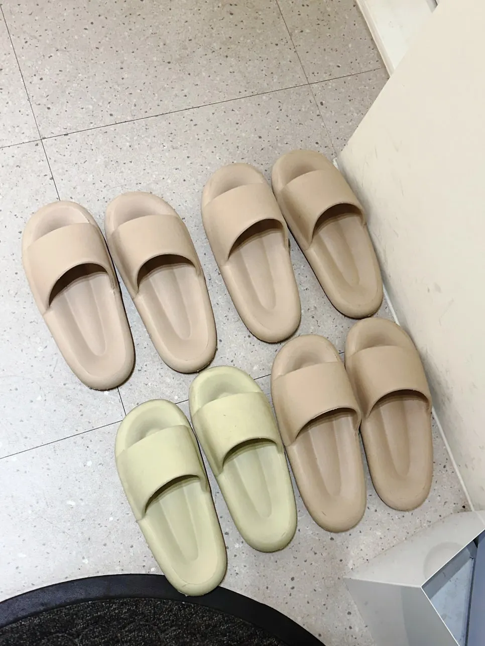 입구의 실내화 갈아 신기 안내 문구