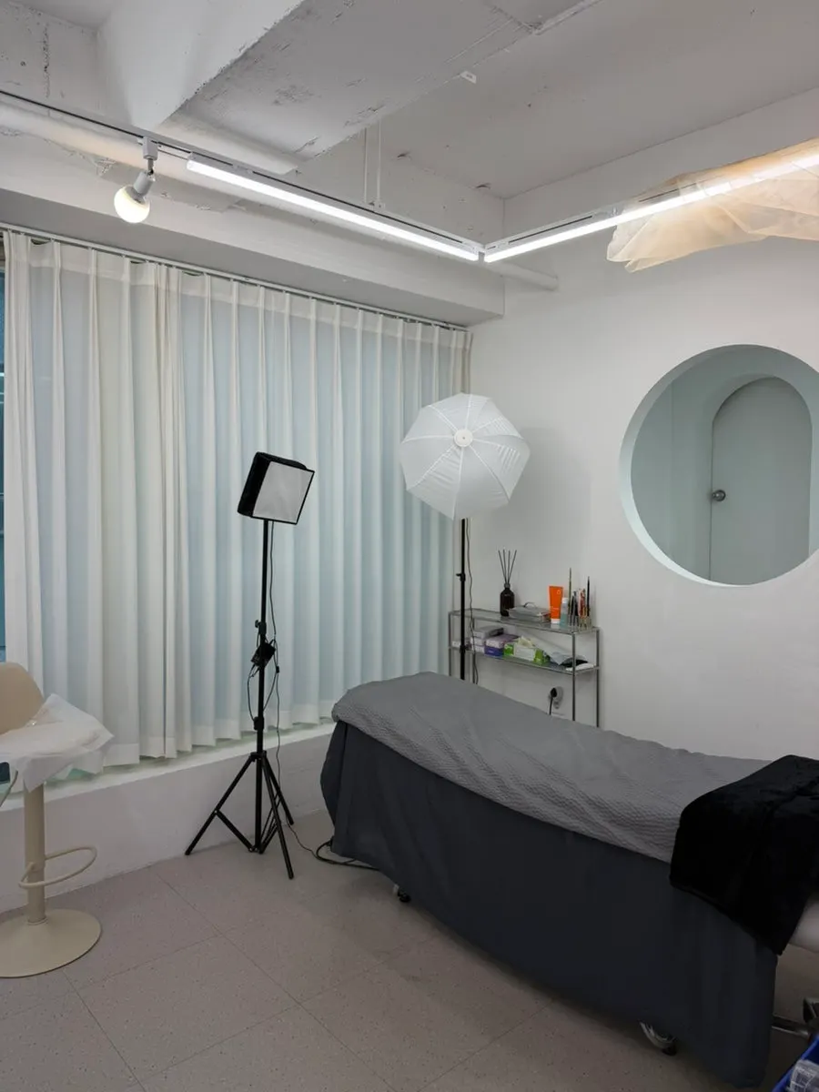 Cozy lash treatment bed area