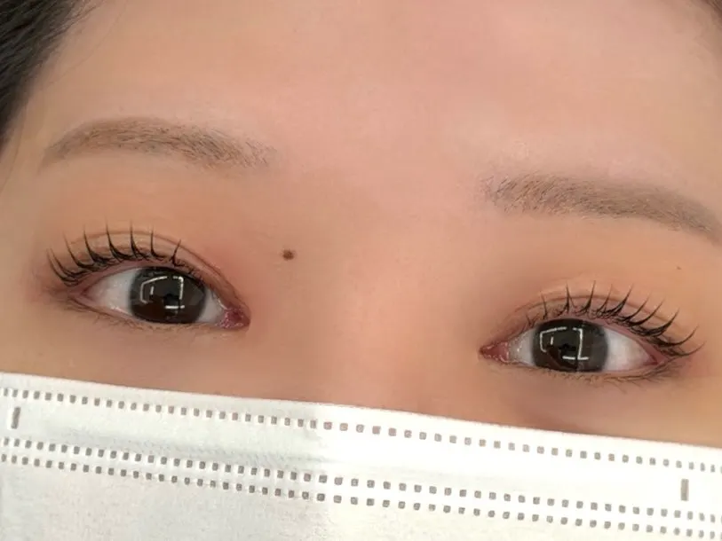 Before-and-after comparison of the straight lashes