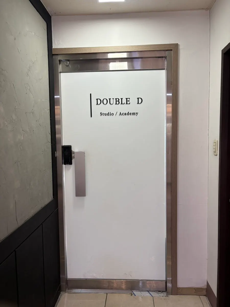 더블디가 위치한 건물 2층 통로