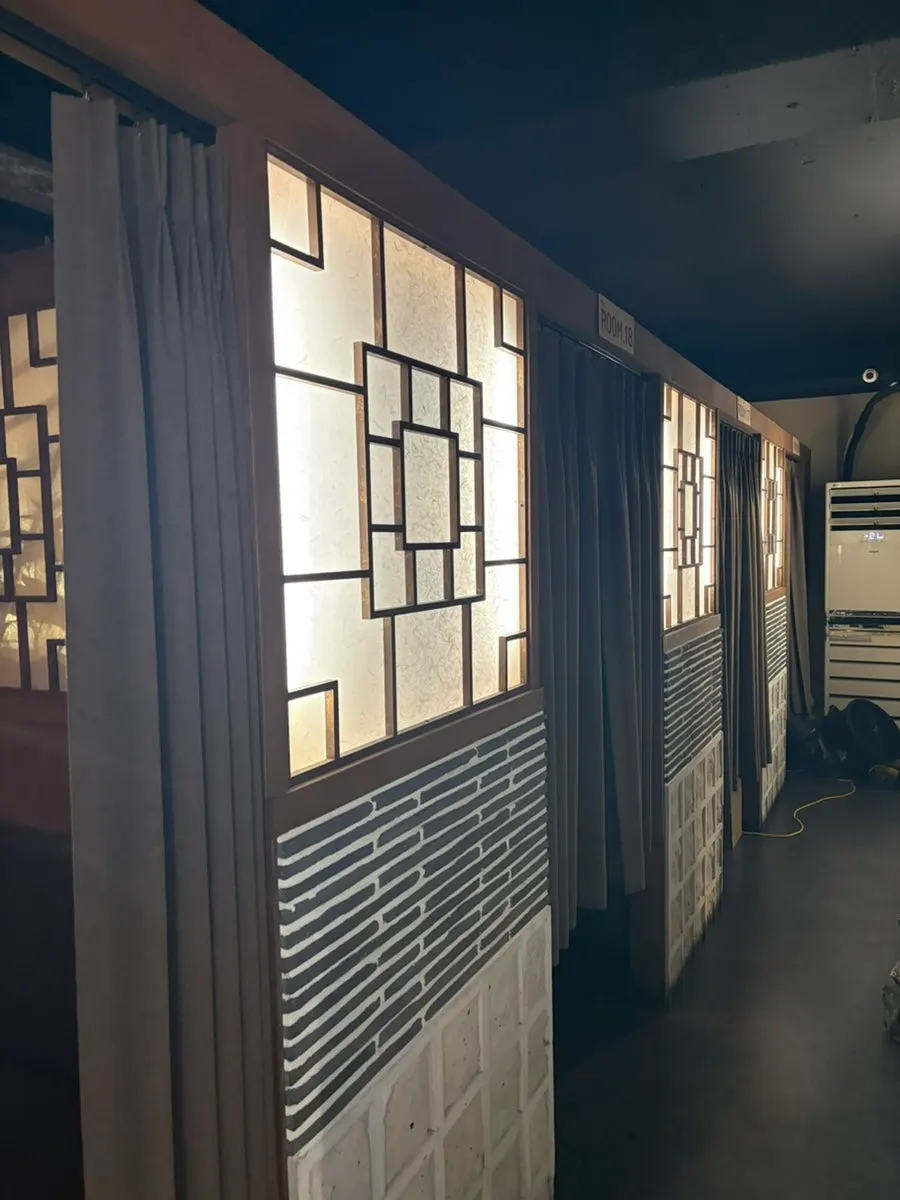 Group room seating with a window