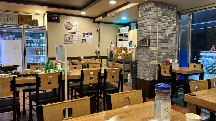 한산한 도원수산 매장 내부