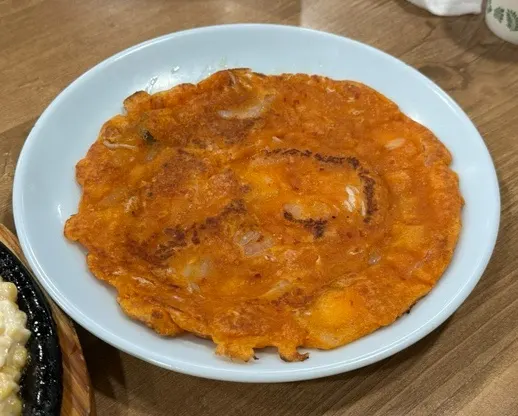 갓 부쳐 나온 김치전