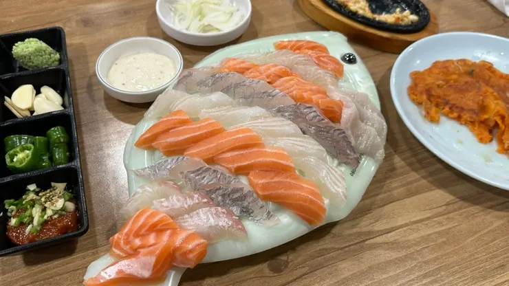 물고기 모양 접시에 담긴 회