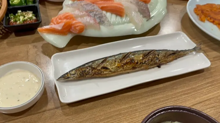 회와 곁들인 상차림
