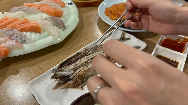 깔끔하게 발라낸 꽁치구이