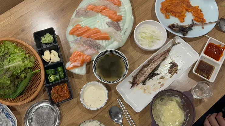 회와 찬이 차려진 테이블