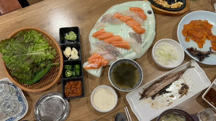 먹는 중인 모둠회 접시