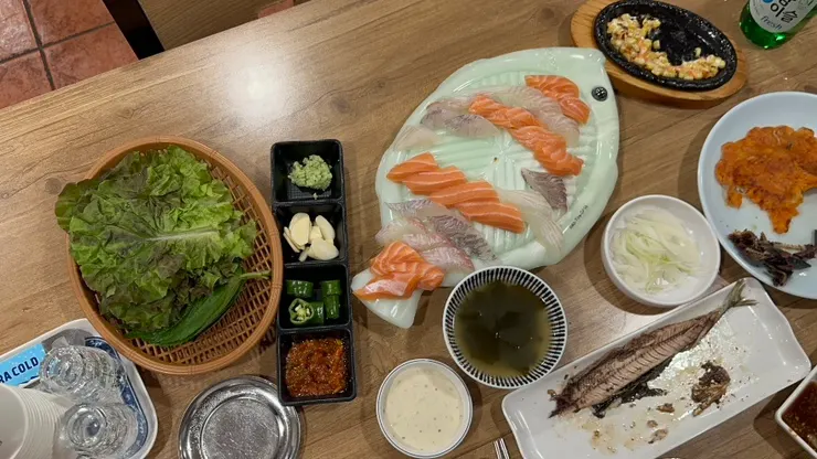 상차림을 위에서 찍은 항공샷