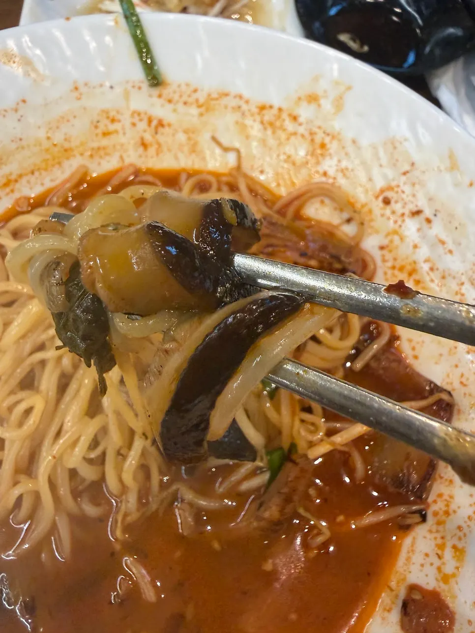 숙주와 버섯이 함께 집힌 짬뽕 면
